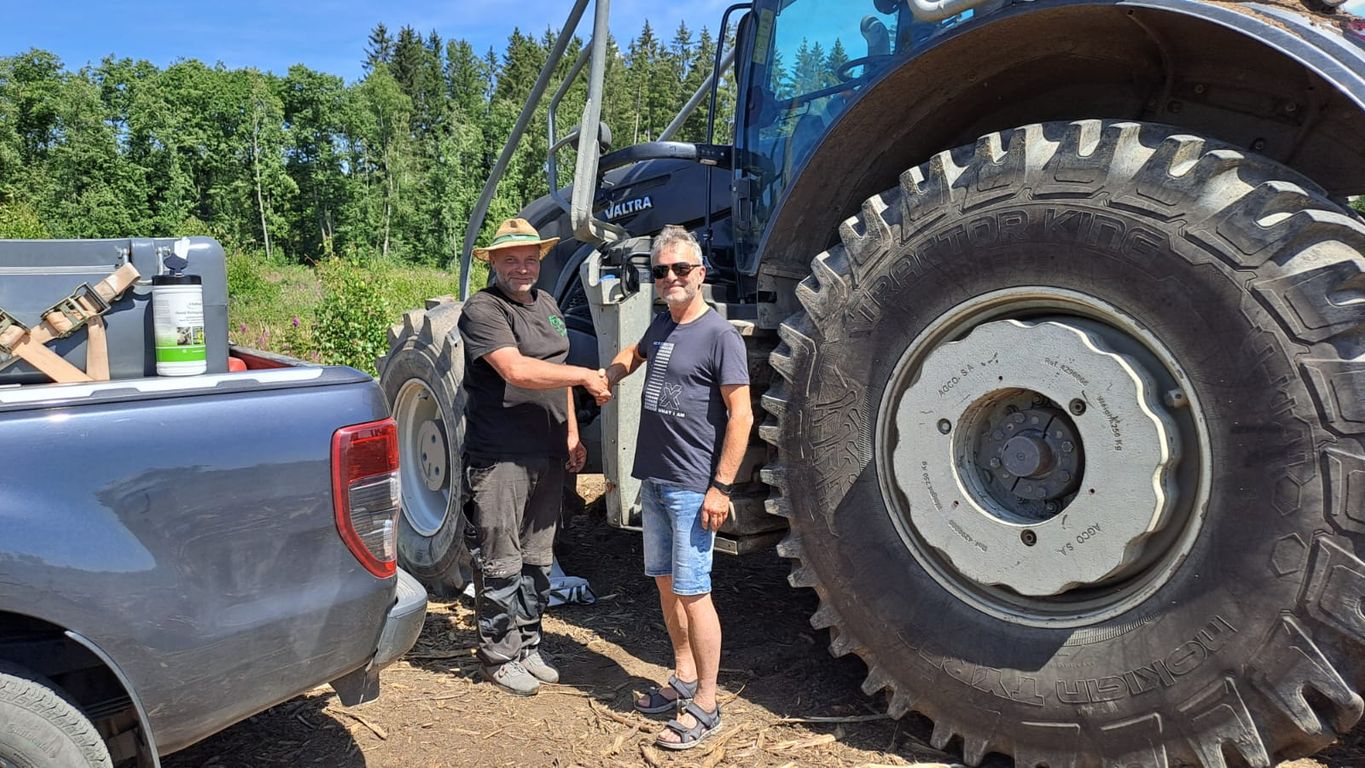 Forsttechnik Schlepper Valtraut Fahrer und PE Kunststoffschweißer Roland Bräutigam